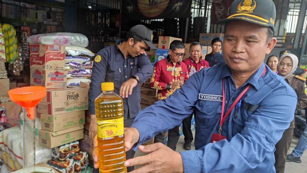 Kadis Koperasi, UKM dan Perdagangan Kabupaten Katingan, Yodihel, saat melaksanakan uji sampel minyakgoreng merk minyakkita