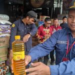Kadis Koperasi, UKM dan Perdagangan Kabupaten Katingan, Yodihel, saat melaksanakan uji sampel minyakgoreng merk minyakkita