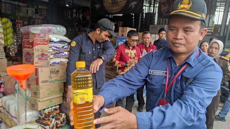 Kadis Koperasi, UKM dan Perdagangan Kabupaten Katingan, Yodihel, saat melaksanakan uji sampel minyakgoreng merk minyakkita