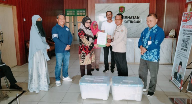 Hj__Nike_Kamantoh,_SKM,_dan_Tim_Kesling_melaksanakan_serah_terima_limbah_alat_kesehatan_mengandung_merkuri_kepada_Pihak_Dinas_Kesehatan_Kab_Katingan