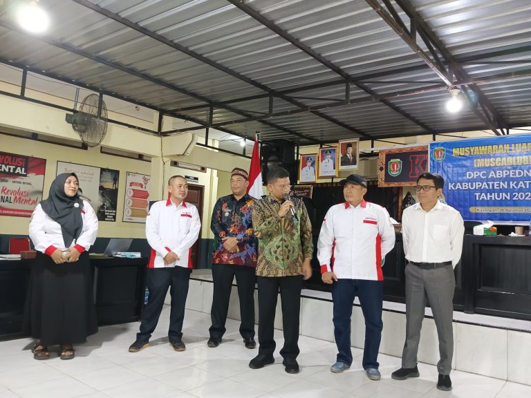 Wakil Bupati Katingan Firduas saat menghadiri kegiatan Musyawarah Luar Biasa (Munaslub) Dewan Pimpinan Cabang (DPC) Asosiasi Badan Permusyawaratan Desa Nasional (ABPEDNAS) yang berlangsung di Aula Kecamatan Katingan Hilir pada Sabtu, 30 Agustus 2025