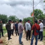 Rombongan Wakil Bupati Katingan Firdaus didampingi Camat Kamipang dan Kepala Asem Kumbang dan tim teknis saat meninjau lapangan.