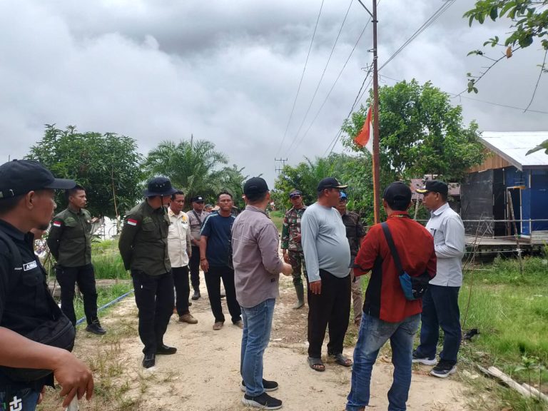 Rombongan Wakil Bupati Katingan Firdaus didampingi Camat Kamipang dan Kepala Asem Kumbang dan tim teknis saat meninjau lapangan.