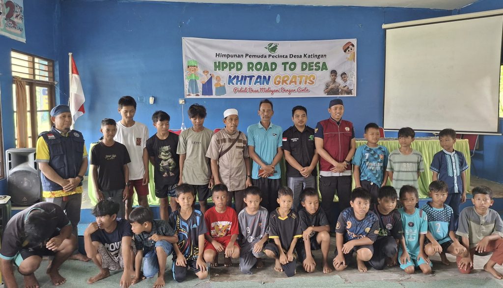 Anak - anak poto bersama pengurus HPPD sebelum khitanan massal gratis di laksanalan di Desa Luwuk Kanan, Kecamatan Tasik Payawan, pada Jumat, 5 September 2025.