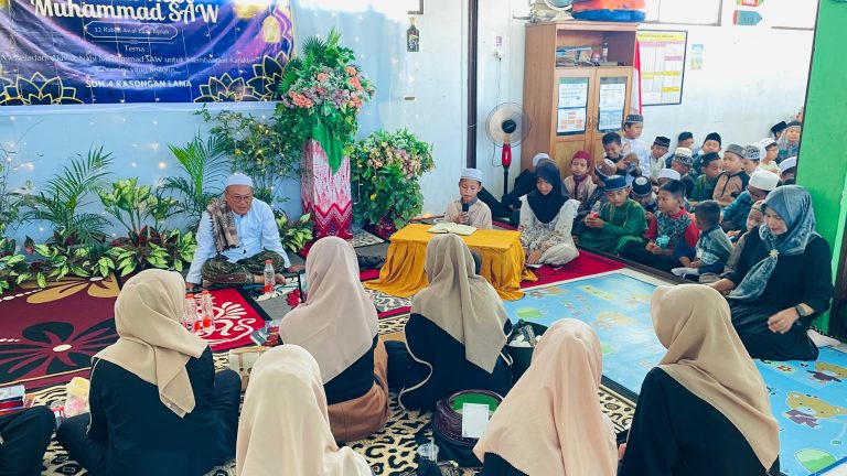 Suasana acara memperingati Maulid Nabi Muhammad SAW di SDN 4 Kasongan Lama, Jumat 19 September 2025