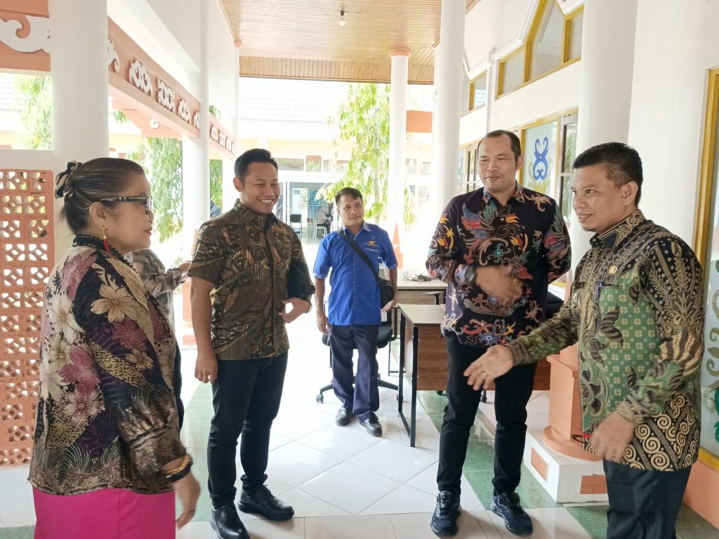 Wakil Bupati Katingan Firdaus saat mendapingi kunjungan kerja anggota Komisi III DPRD Provinsi Kalimantan Tengah ke Sekolah Rakyat, Kamis 04/09/2025