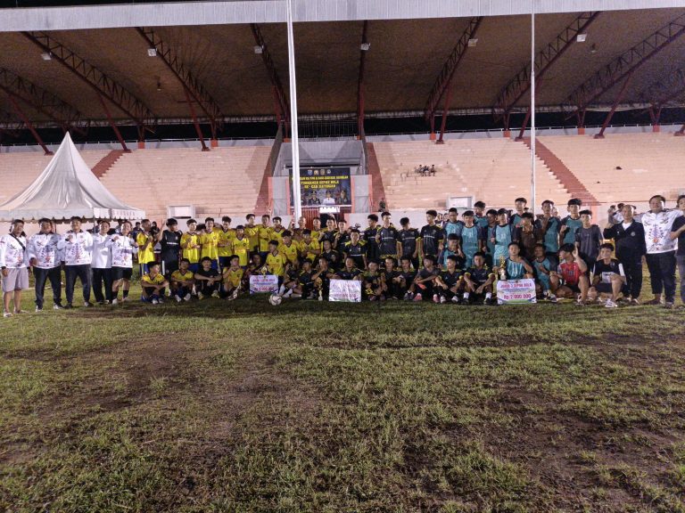 Poto bersama pemenang juara I, II Dan III dalam ajang turnamen Piala Bupati Cup tingkat pelajar di Lapangan Sport Center Kasongan, Senin (20/10)