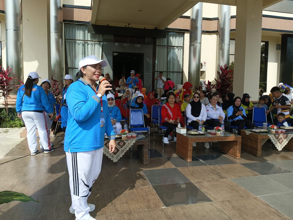 Ketua Kaukus Perempuan Parlemen Kabupaten Katingan, Winda Natalia S.Hut., M.Si., saat memberikan arahannya pada kegiatan jalan sehat dalam rangka memperingari hari parlemen di Halaman Gedung DPRD Katingan, Sabtu (18/10)