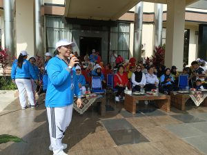 Ketua Kaukus Perempuan Parlemen Kabupaten Katingan, Winda Natalia S.Hut., M.Si., saat memberikan arahannya pada kegiatan jalan sehat dalam rangka memperingari hari parlemen di Halaman Gedung DPRD Katingan, Sabtu (18/10)