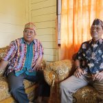 Ketua Panitia Pelaksana Musda DAD Katingan periode 2025–2030, Leda Al-Muqsith dan Ketua DAD Katingan saat ini, Heriyadi P Samat, saat berada di Kantor DAD Katingan, Jumat (24/10)