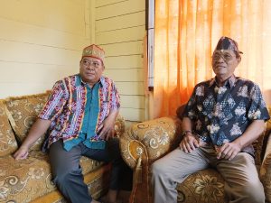 Ketua Panitia Pelaksana Musda DAD Katingan periode 2025–2030, Leda Al-Muqsith dan Ketua DAD Katingan saat ini, Heriyadi P Samat, saat berada di Kantor DAD Katingan, Jumat (24/10)