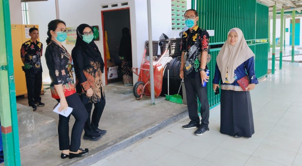 Kabid_Pelayanan_Penunjang,_Hj,_Nike_Kamantoh,_SKM_menerima_kunjungan_DLH_Kab_Katingan_yang_dikoordinir_oleh_Gunawan,_S_Hut_Kabid_Pengelolaan_Sampah,Kebersihan_dan_LB3_dalam_Pra_Penilaian_Adipura (1)