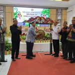 Pukul Gong, Dengan memukul Gong Bupati Katingan Saiful secara resmi membuka Kegiatan Musda IV DAD Katingan di Aula Bapedalitbang Katingan Rabu 5 Nopember 2025