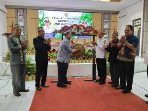 Pukul Gong, Dengan memukul Gong Bupati Katingan Saiful secara resmi membuka Kegiatan Musda IV DAD Katingan di Aula Bapedalitbang Katingan Rabu 5 Nopember 2025