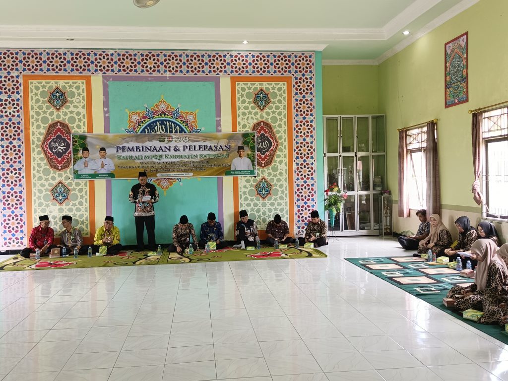 Pj) Sekretaris Daerah (Sekda) Katingan Christian Rain, saat mebacakan sambutan Bupati Katingan Saiful, pada Acara pelepasan berlangsung khidmat di Gedung LPTQ Katingan, Kamis (13/11/2025).
