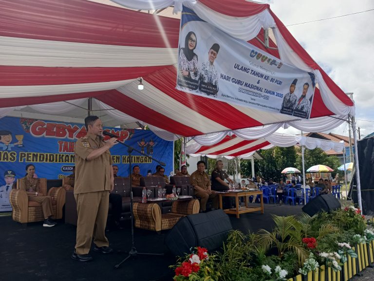 Bupati Katingan Saiful, saat memberikan sambutan pada kegiatan "Gebyar SMP" yang berlangsung di halaman Kantor Dinas Pendidikan Kabupaten Katingan pada Selasa, 25 November 2025.