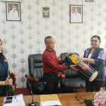 Ketua DPC KSBN Katingan, Winda Natalia, S. Hut., M. Si, saat menyerahkan bantuan alat seni kepada salah satu sanggar tari Jumat (12/12) di aula DPRD Katingan.
