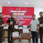 Kepala Kejaksaan Negeri Katingan, Gatot Haryono, S.H., M.H., didampingi Kasi Pidsus dan Kasi Intel saat menggelar konferensi pers penyerahan uang pengganti di Aula Kejari Katingan, Kamis (5/2/2026).