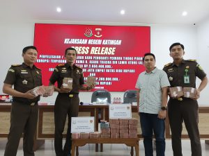 Kepala Kejaksaan Negeri Katingan, Gatot Haryono, S.H., M.H., didampingi Kasi Pidsus dan Kasi Intel saat menggelar konferensi pers penyerahan uang pengganti di Aula Kejari Katingan, Kamis (5/2/2026).